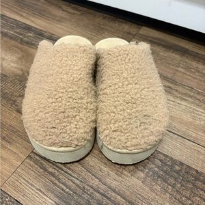 Abercrombie Girls' Sherpa Slippers